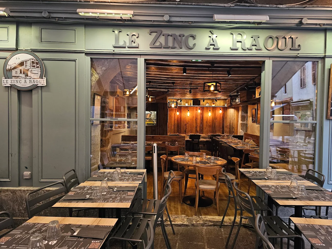 La devanture du Zinc à Raoul, rue du Pont Morens, avec son enseigne et sa terrasse.