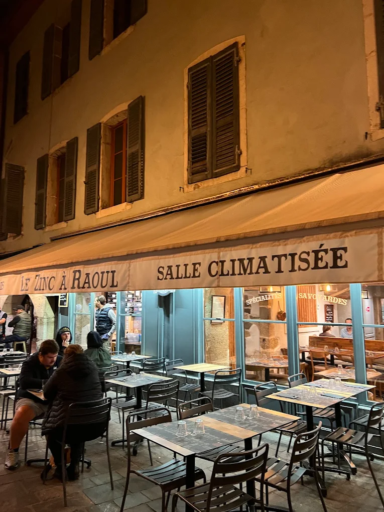 Terrasse du Zinc à Raoul, vieille ville d'Annecy.